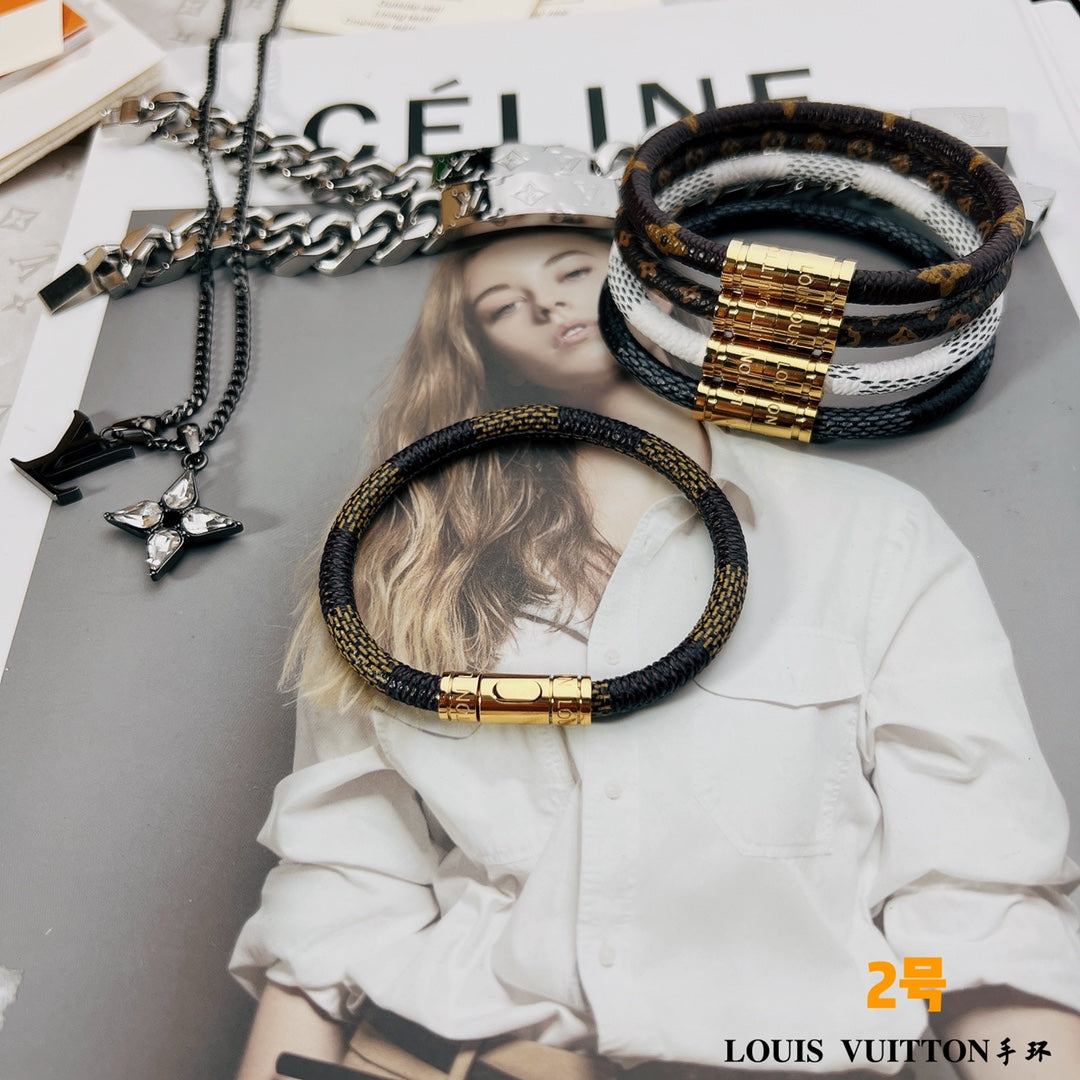 This leather bracelet is understated yet sophisticated, with a timeless appeal.