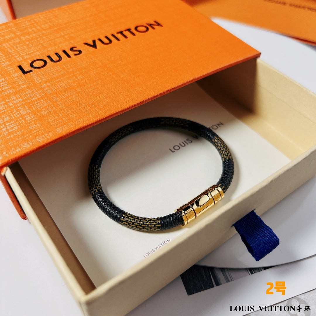 This leather bracelet is understated yet sophisticated, with a timeless appeal.