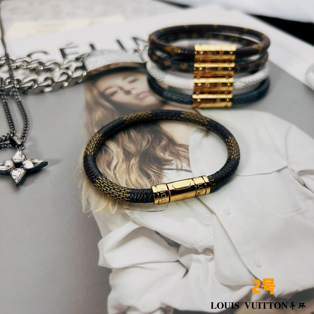 This leather bracelet is understated yet sophisticated, with a timeless appeal.