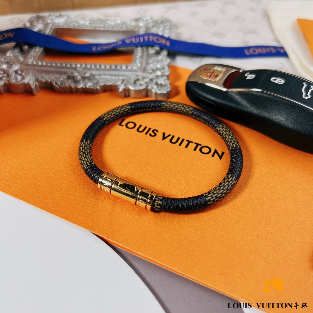 This leather bracelet is understated yet sophisticated, with a timeless appeal.