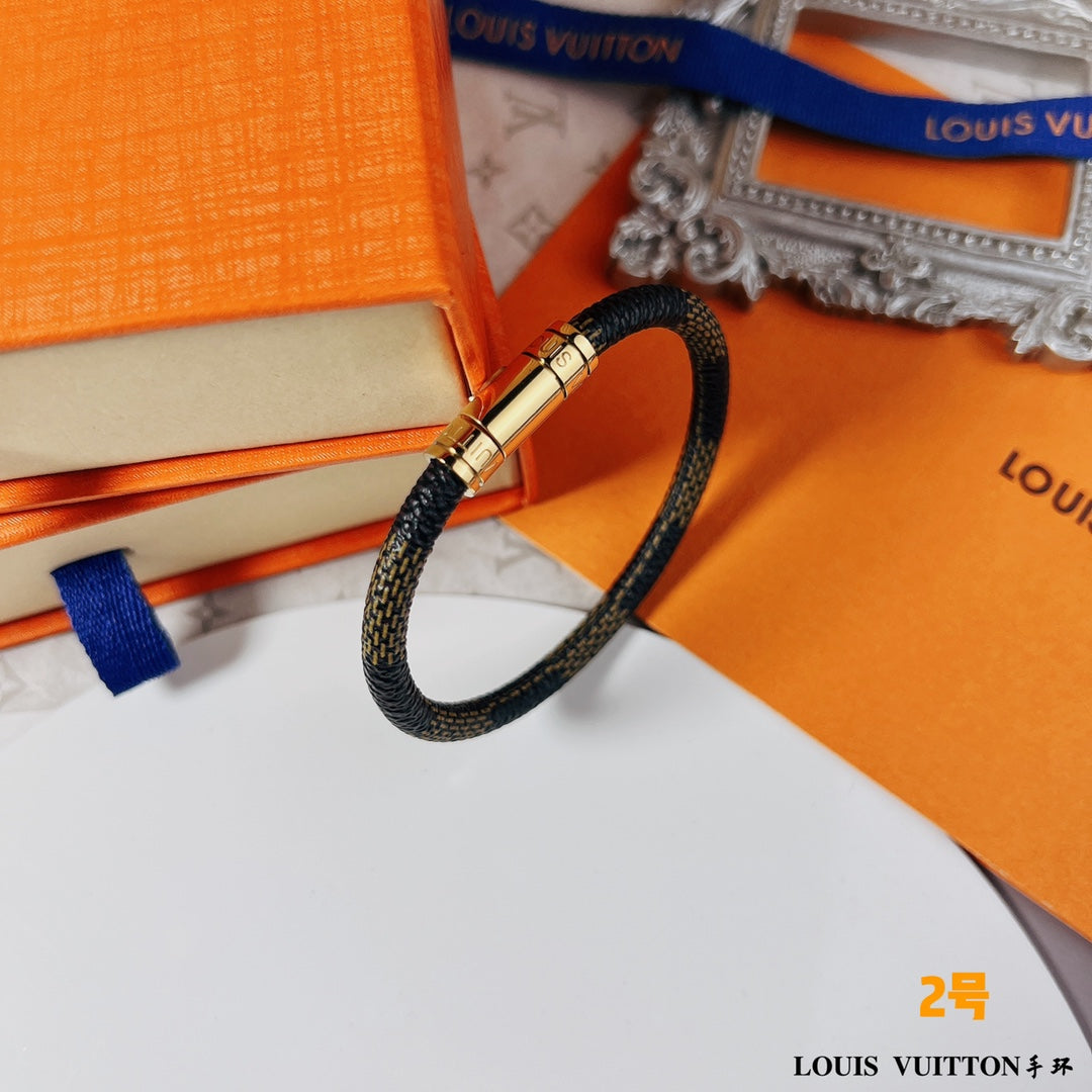 This leather bracelet is understated yet sophisticated, with a timeless appeal.