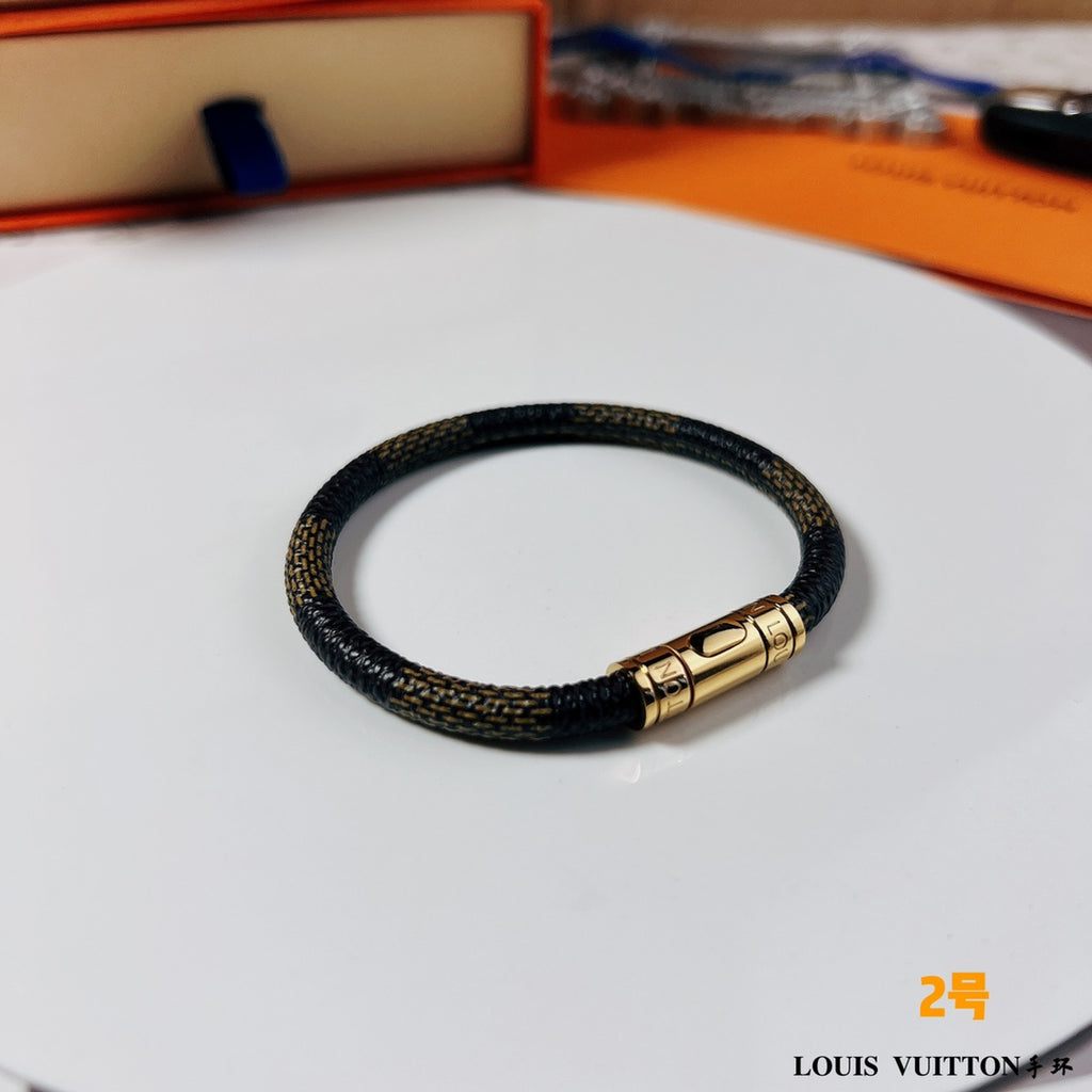 This leather bracelet is understated yet sophisticated, with a timeless appeal.